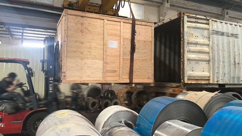 Kemas Kini Penghantaran Kilang: Memuatkan Forklift dan Penghantaran Selamat